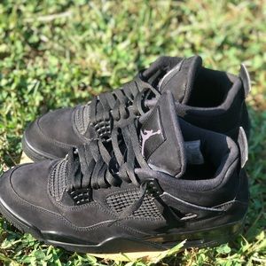 Black cat Jordan 4